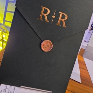 Envelope verde Santiago com relevo seco e lacre de cera dourado metálico
