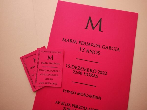Convite de 15 anos interno em papel Color Fluo Pink com dados da festa e convite individual