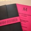 Convite de 15 anos fechado com envelope preto e faixa pink personalizada