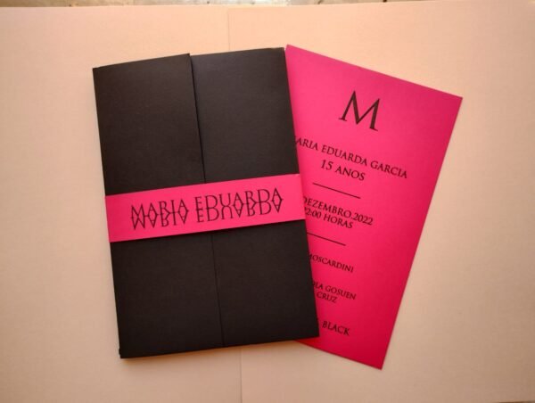 Convite de 15 anos em papelaria Pink e Preto, mostrando o convite fechado e o convite interno lado a lado.